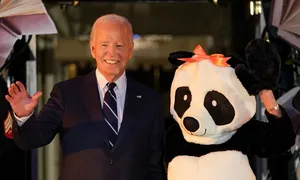 Bà Jill Biden hóa trang thành gấu trúc trong Halloween cuối cùng ở Nhà Trắng