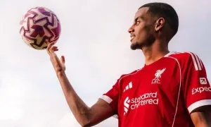 'Cách Isak đến Liverpool là ngày buồn của bóng đá'